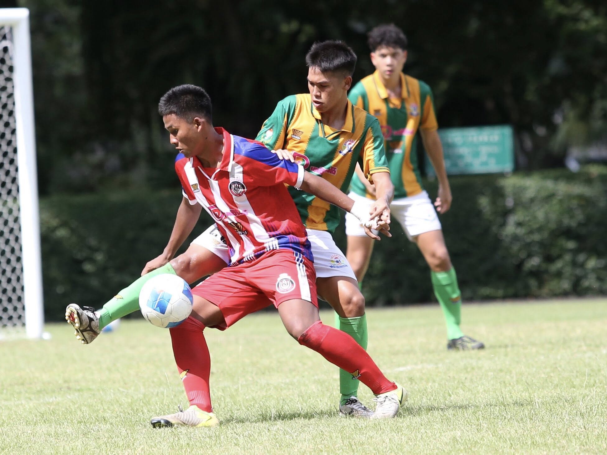  อัสสัมชัญธนบุรี แม่นโทษดับ เทพศิรินทร์ 7-6 ศึกบอล น.ร. 18 ปี ก 