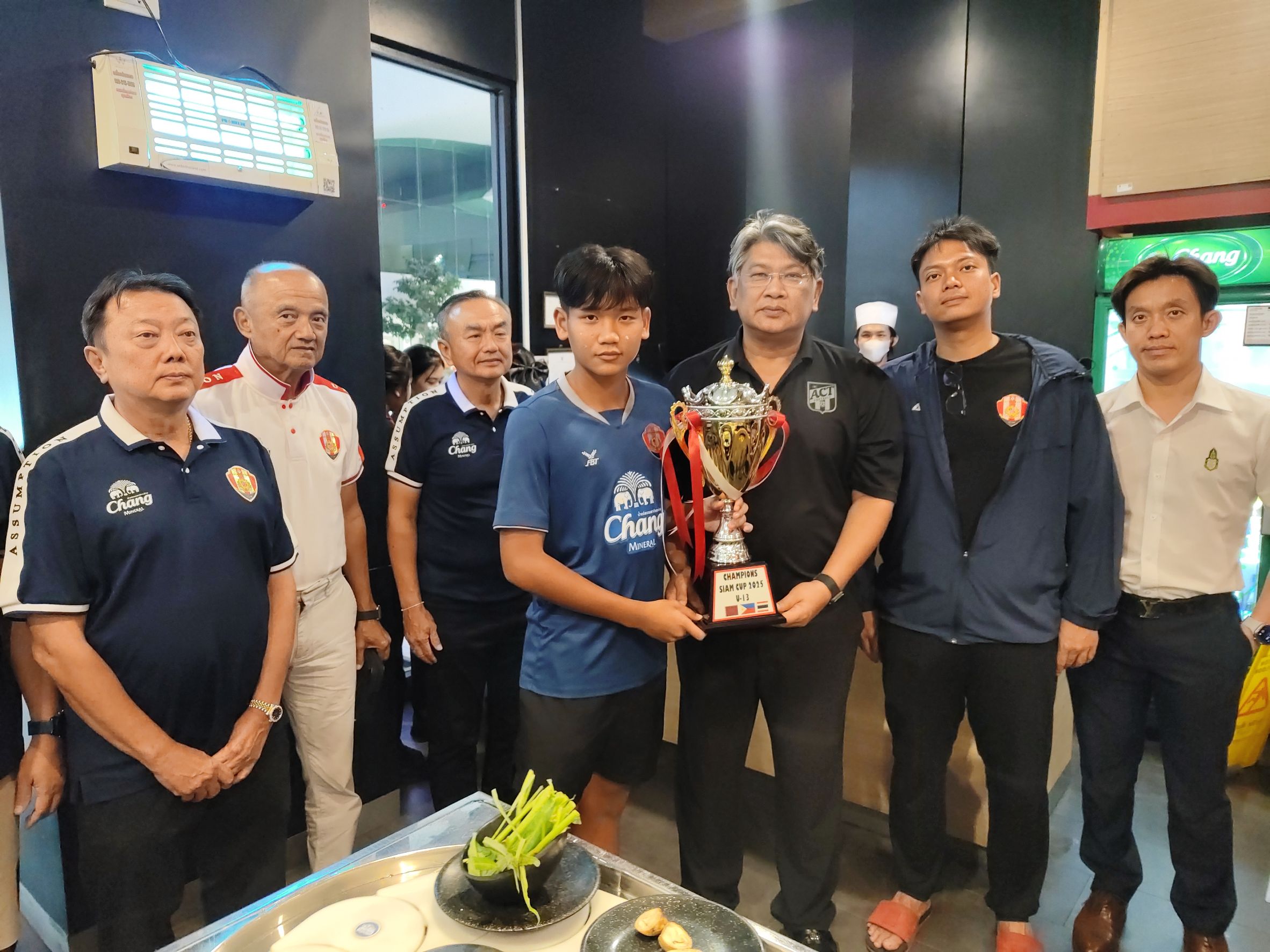  ผู้บริหารอัสสัมชัญยูไนเต็ด จัดเลี้ยงอาหารนักฟุตบอลทุกรุ่น บรรยากาศชื่นมื่น 