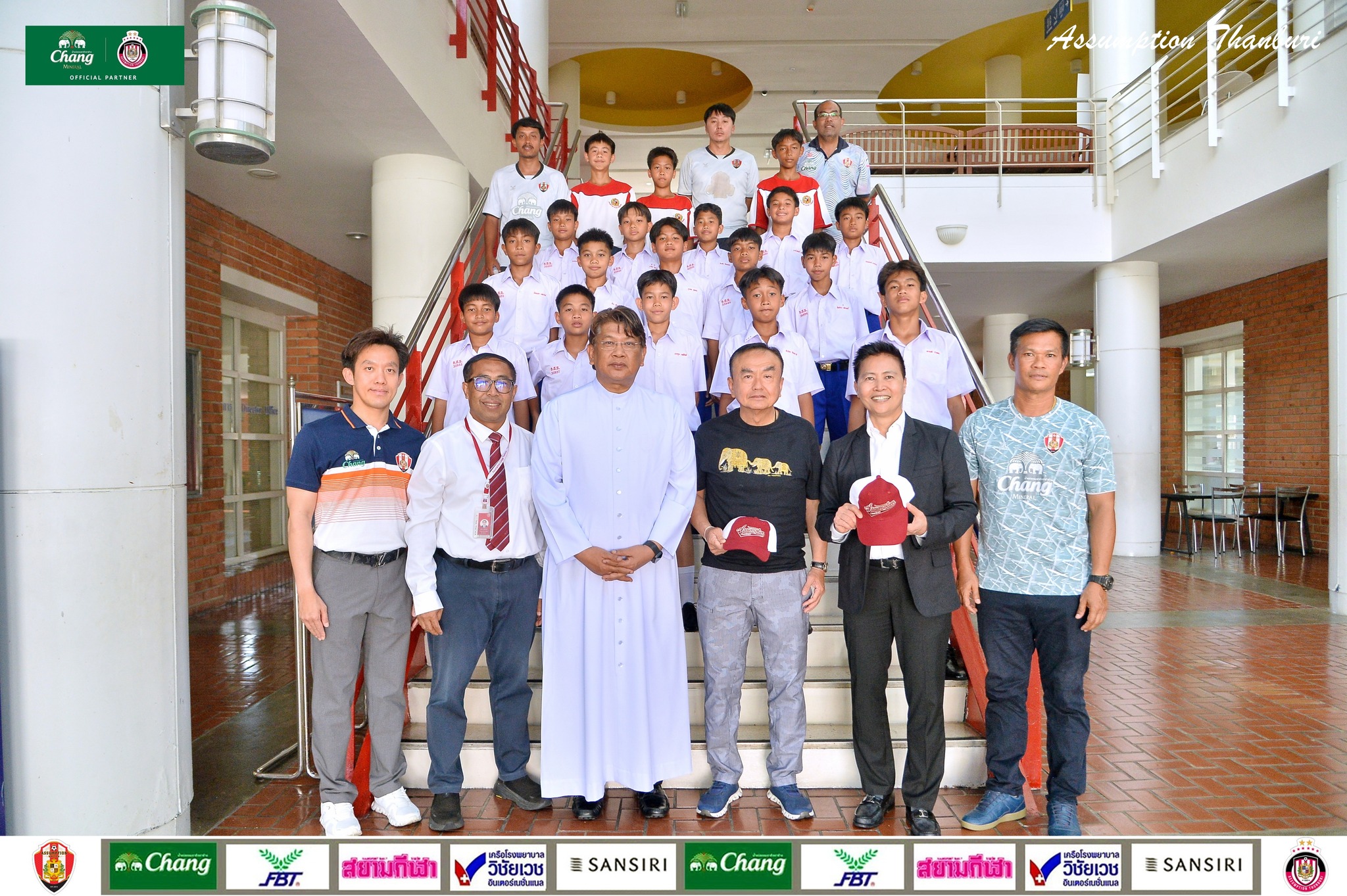  นักเตะอัสสัมชัญธนบุรี ชุด 12 ปี รับเงินอัดฉีดจากการ คว้าตั๋วลุย Chang Junior Cup 2026 รุ่น 13 ปีรอบชิงแชมป์ประเทศไทย 